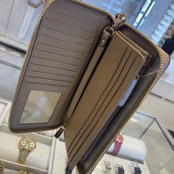 MICHAEL KORS Jet Set Tr Lg Pebbled Leather Continental Wristlet Wallet
Camel
NWT - Picture 12 of 16